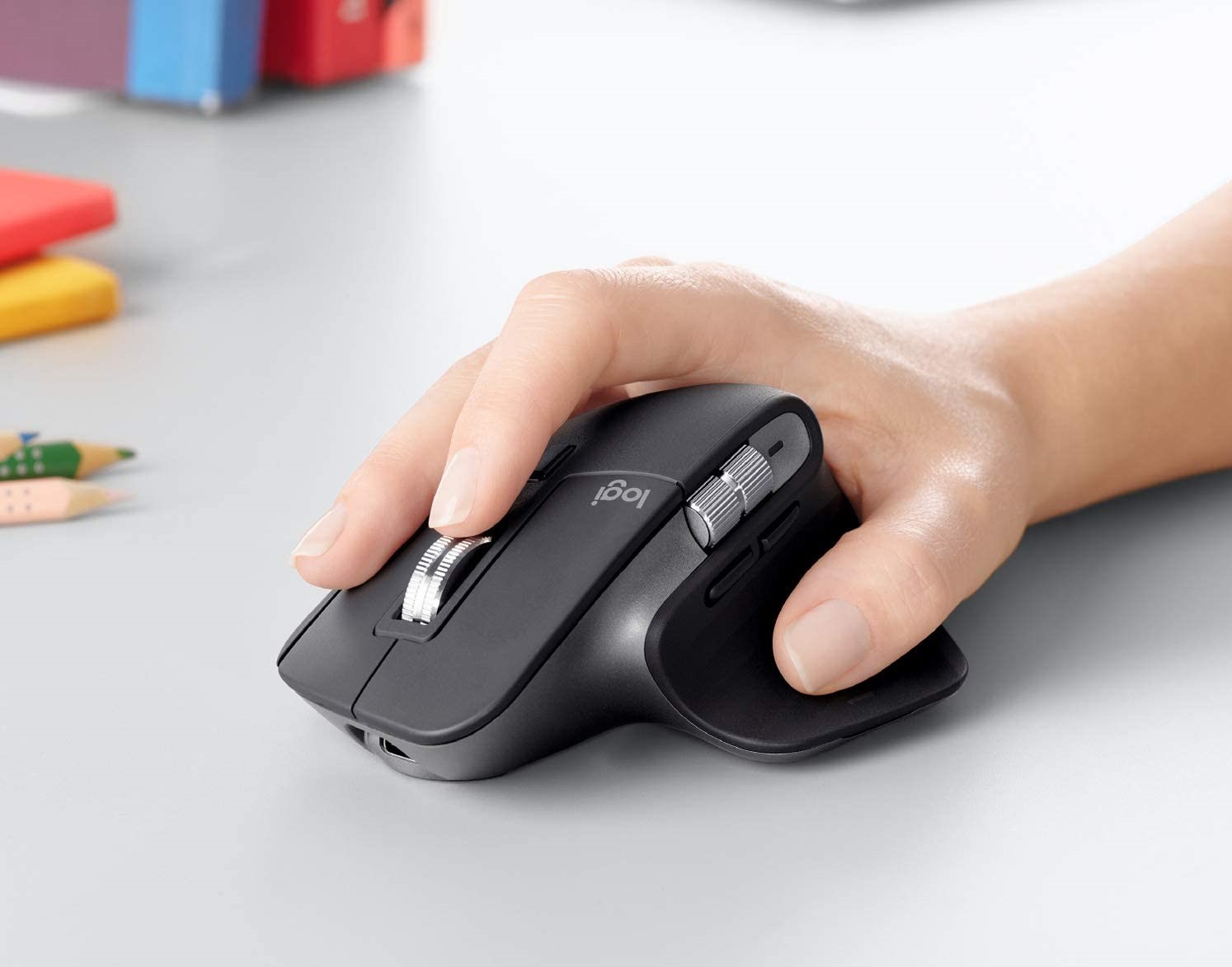 hand holding a mouse