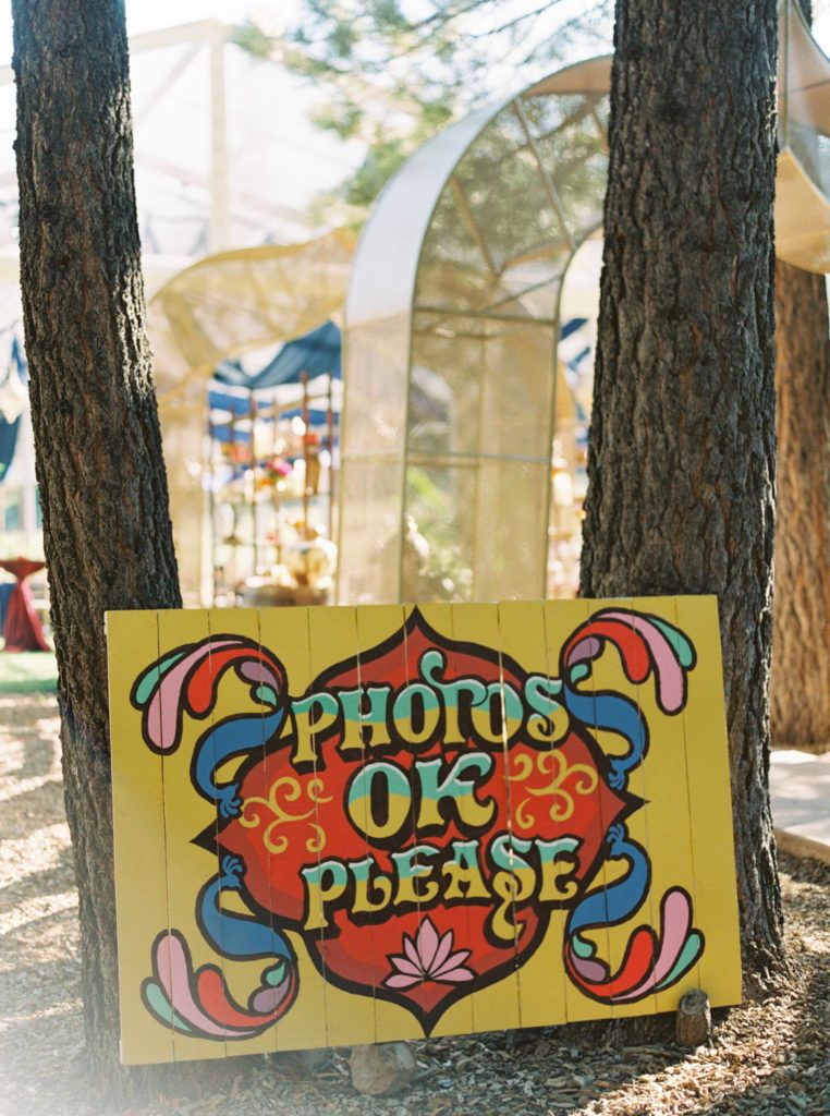 Sign that says: Photos OK Please