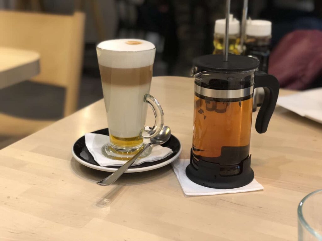 Coffee with milk and honey, plus black tea at Solinfo