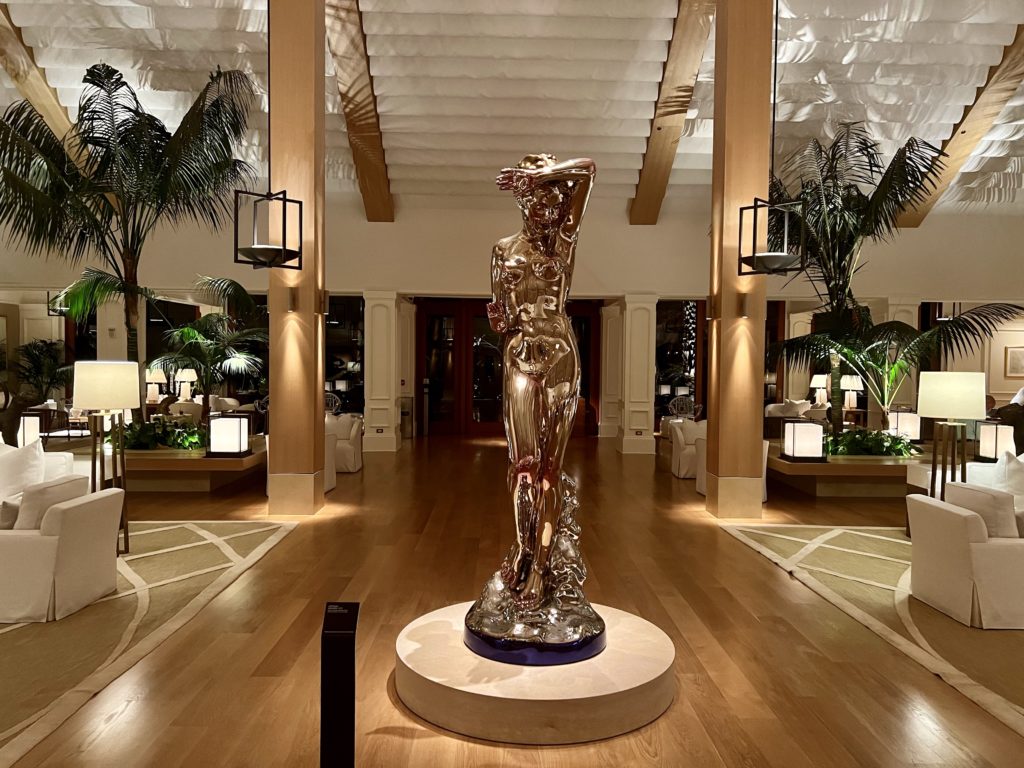 photo at night of Aphrodite by Jeffrey Koons in Lanai Hawaii